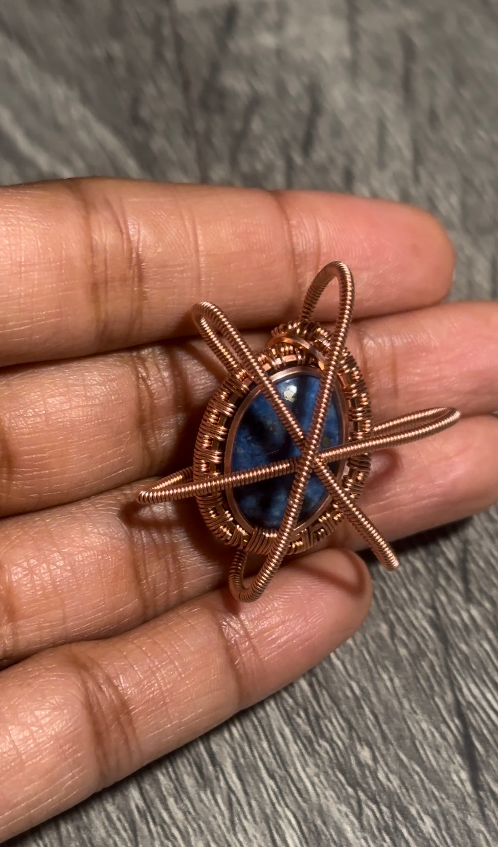 Atom necklace