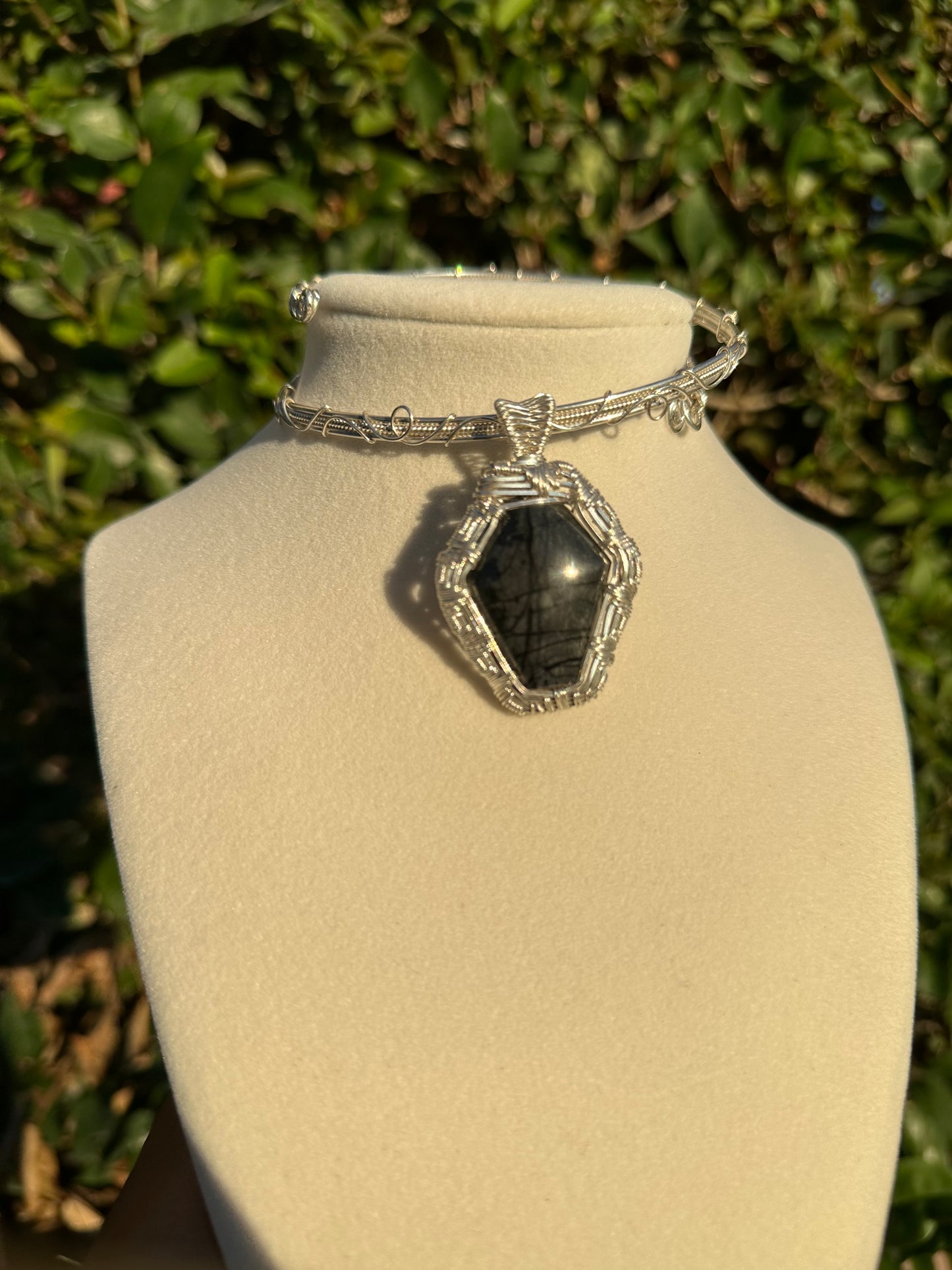 Coffin choker